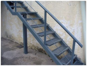 Escalera Exterior con Pasamanos y Peldaños en Panel Rejilla